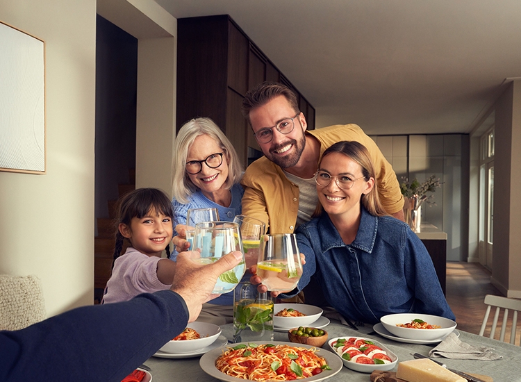 La familia está sentada a la mesa