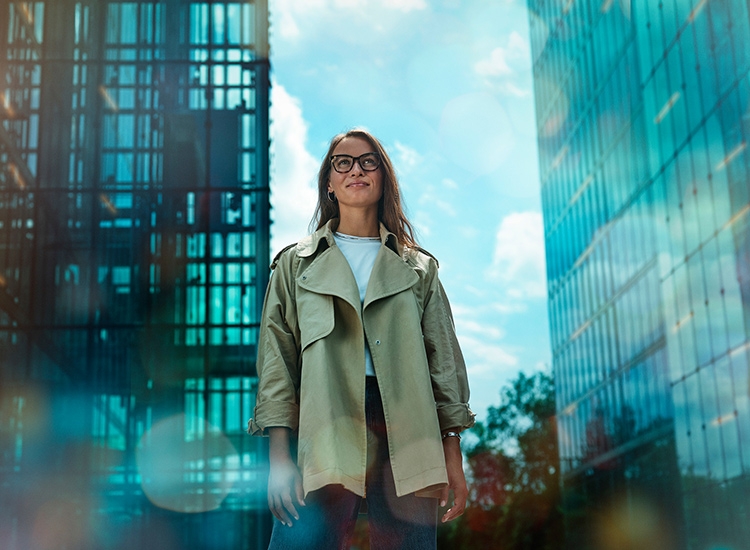 Woman wearing glasses with Rodenstock B.I.G. EXACT Sensitive lenses looking into the distance