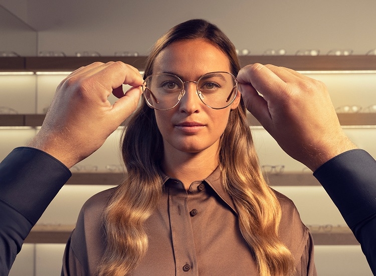 Una clienta recibe sus nuevos lentes en la óptica
