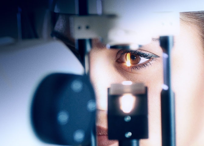 Examen ocular de una mujer durante una revisión oftalmológica