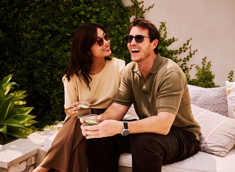 Una pareja con lentes fotocromáticos ColorMatic® 