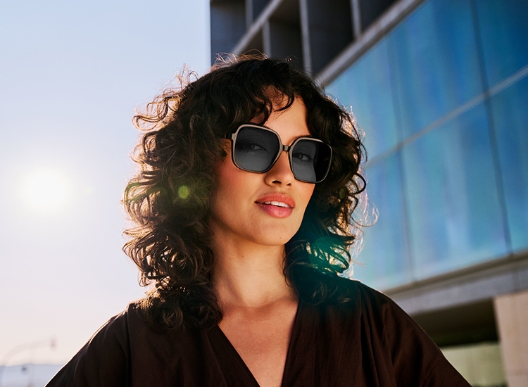 Mujer con gafas de sol con lentes fotocromáticas ColorMatic