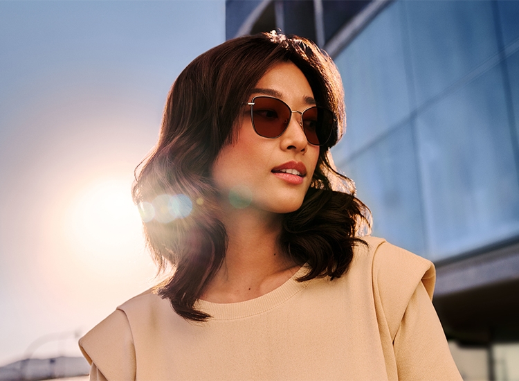 Mujer con lentes ColorMatic® 